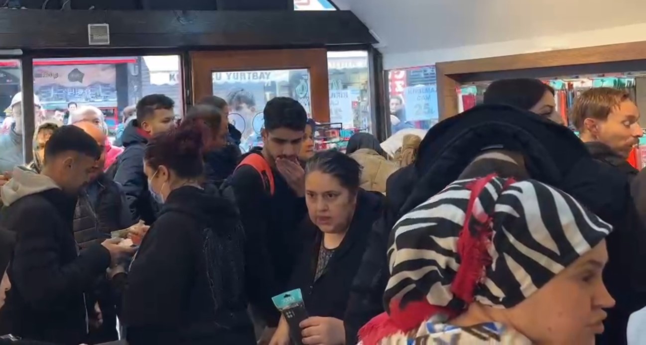 İndirimi duyan mağazaya akın etti