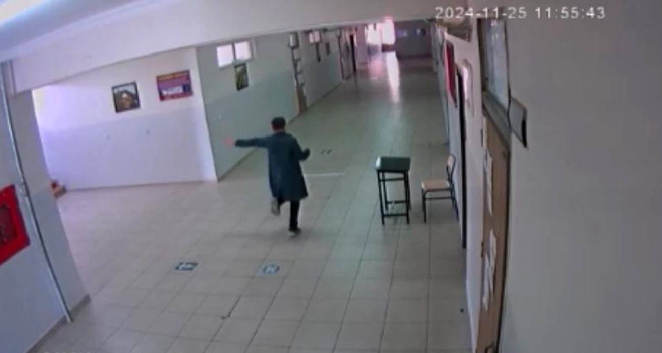 Nöbetçi öğrenci okulda can sıkıntısını halay çekerek atlattı