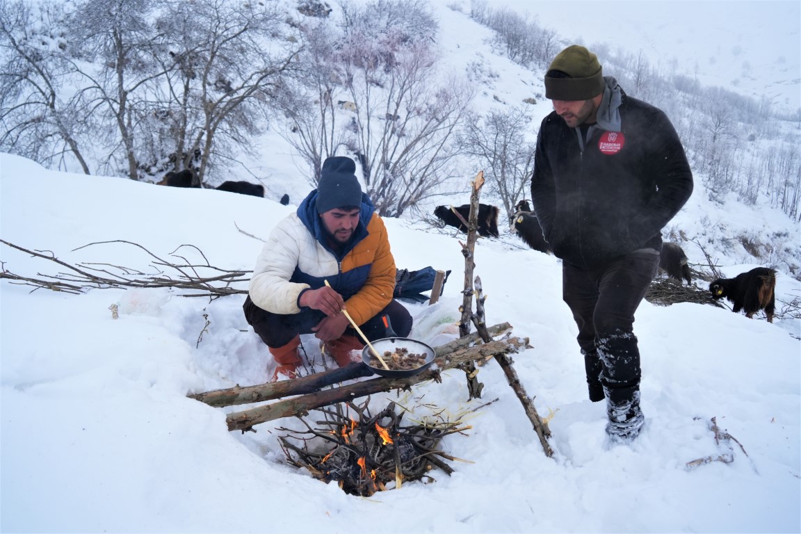 Muş’ta besiciler zorlu kış şartlarına meydan okuyor