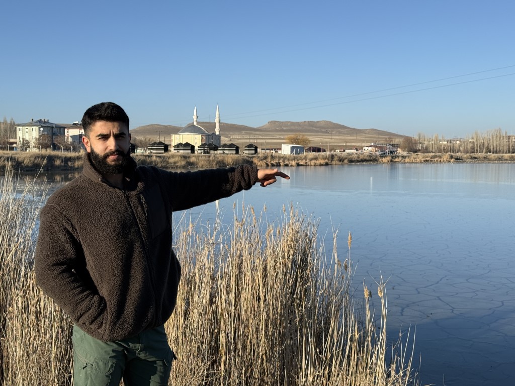 <p>Ulaş G&ouml;l&uuml;'n&uuml;n il&ccedil;e i&ccedil;in &ouml;nemli olduğunu ifade eden Koray Kural, &ldquo;İl&ccedil;enin yerlisiyim. Burası il&ccedil;enin g&ouml;l&uuml;yd&uuml; aslında. Bakımsızlık ve kuraklık sonrası bu hale geldi. Bilin&ccedil;siz sulamada da kullanılıyor. Burada &ccedil;ok fazla balık &ouml;l&uuml;m&uuml; yaşandı" dedi.</p>