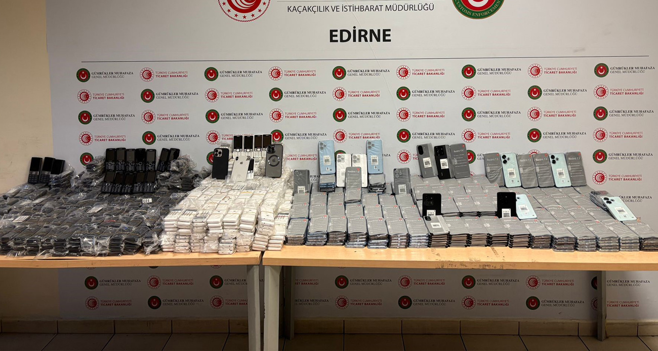 Tonlarca kağıdın altında kaçak telefon saklamışlar