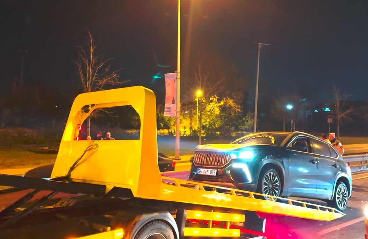 E-5 Karayolunda makas atarak ilerleyen Togg sürücüsü 3 araca çarptı