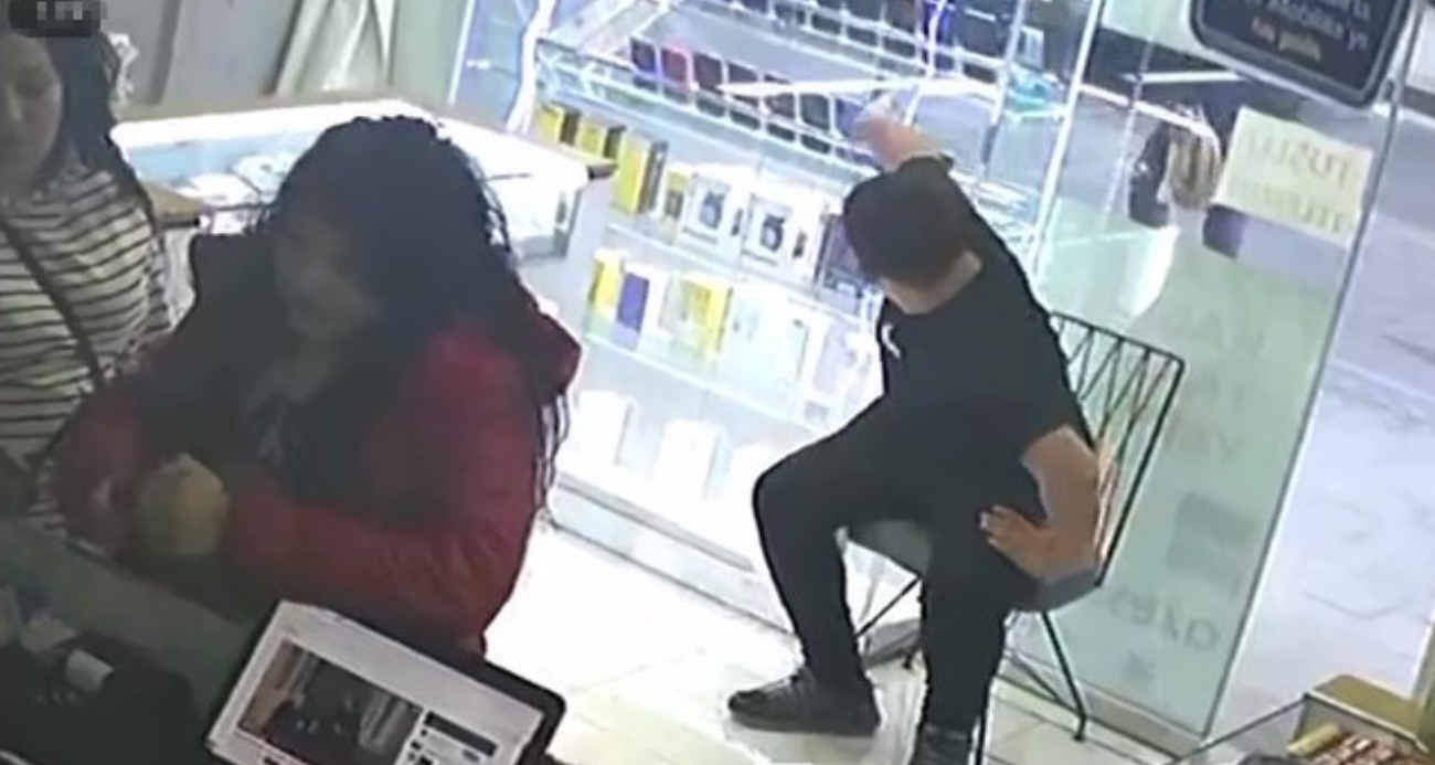 Anne ve kızı satıcıyı oyaladı, oğlu ve küçük kızı ise telefonları çaldı