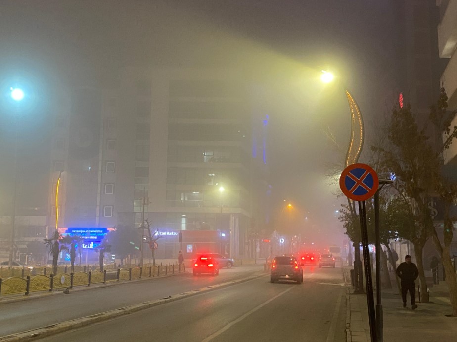 Elazığ’da gece saatlerinde yoğun sis etkili olurken, görüş mesafesi 5 metreye kadar düştü.