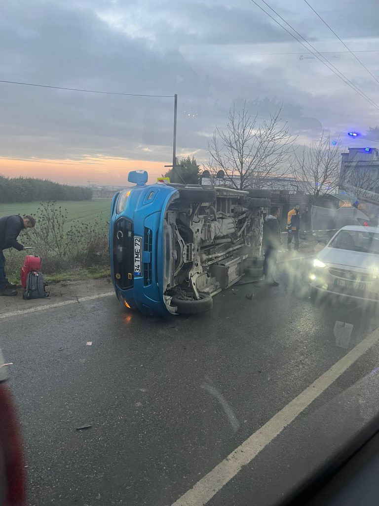 Silivri’de feci kaza kamerada: Hafif ticari araçla, yolcu minibüsü çarpıştı 10 kişi yaralandı