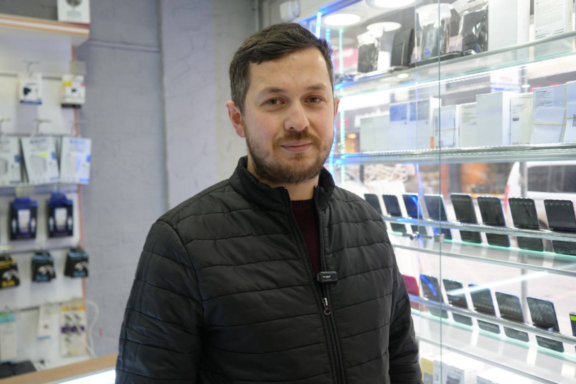 Anne ve kızı satıcıyı oyaladı, oğlu ve küçük kızı ise telefonları çaldı