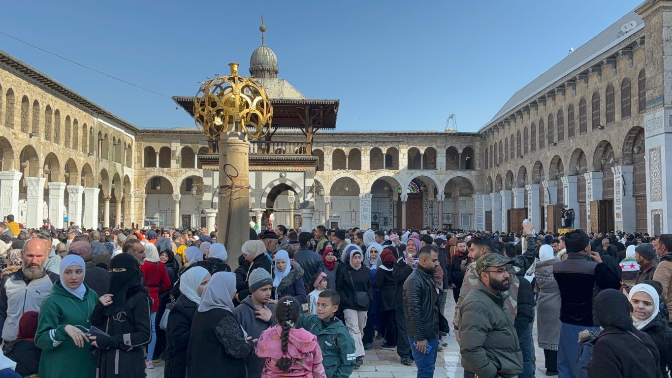 Emevi Camii'nde cuma namazı izdihamı