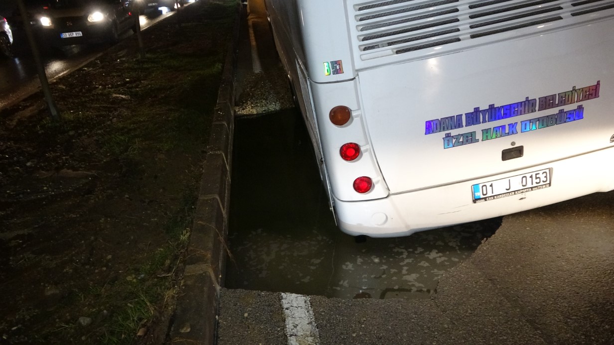 Özel halk otobüsü çukura düştü, şoförü “Yol yarıldı içine girdik” dedi