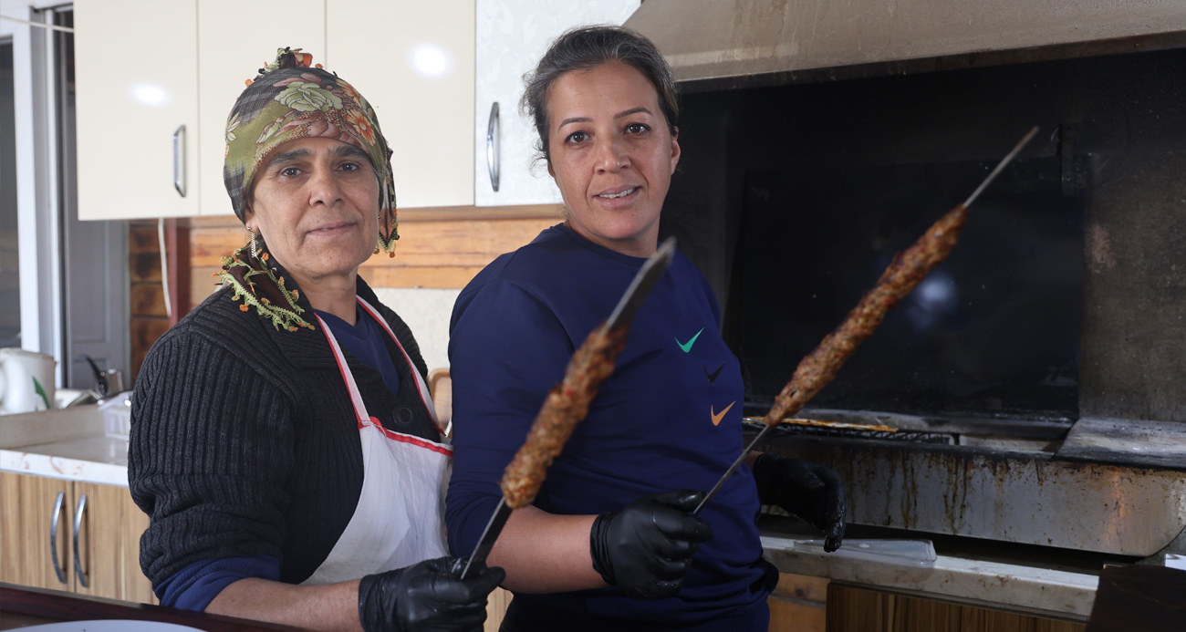 16 yıllık gelin ve görümce kebap tezgahında birlikte mesai yapıyor