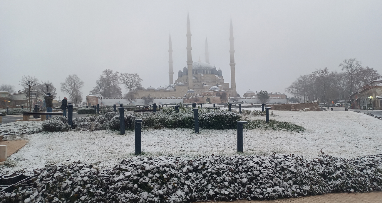 Edirne, Balkanlar üzerinden gelen karlı havanın etkisi altına girdi.