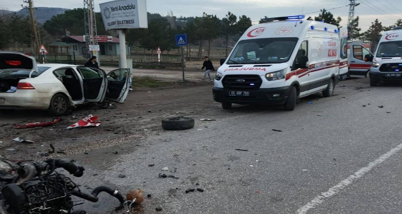 Amasya’da otomobiller kafa kafaya çarpıştı: 7 yaralı