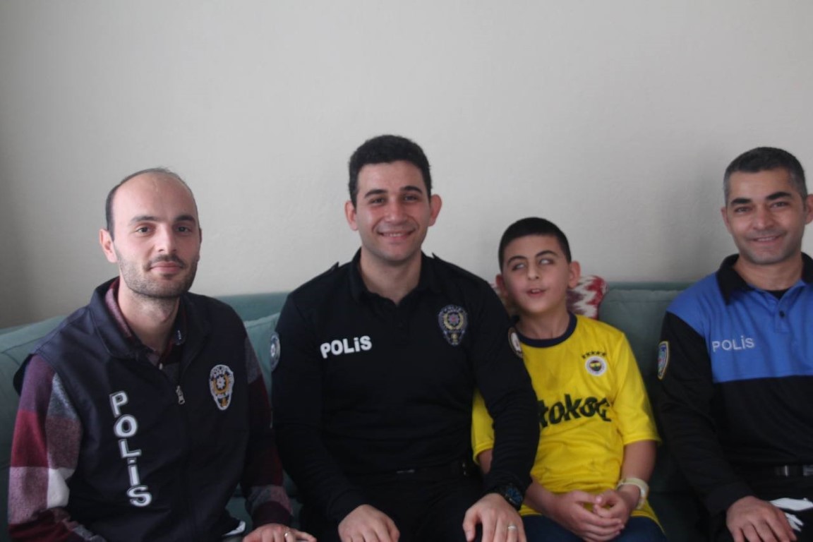 Polislerden görme engelli çocuğa forma sürprizi 11 Polislerden görme engelli çocuğa forma sürprizi