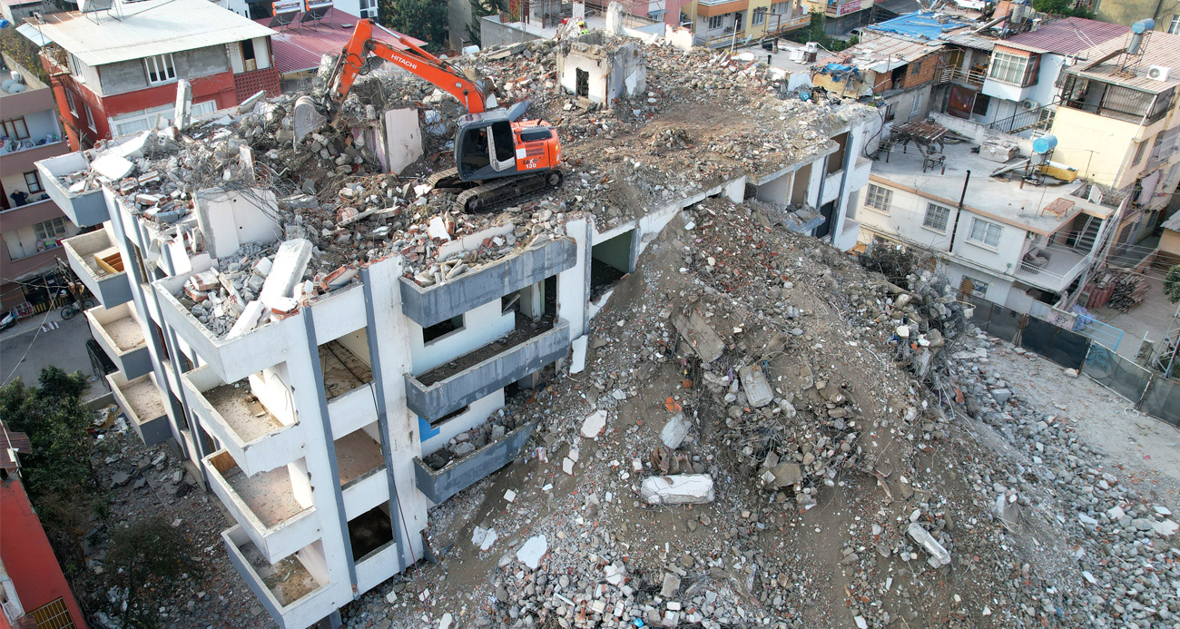 Depremin üstünden 23 ay geçti: Orta hasarlı binalarda yıkım sürüyor