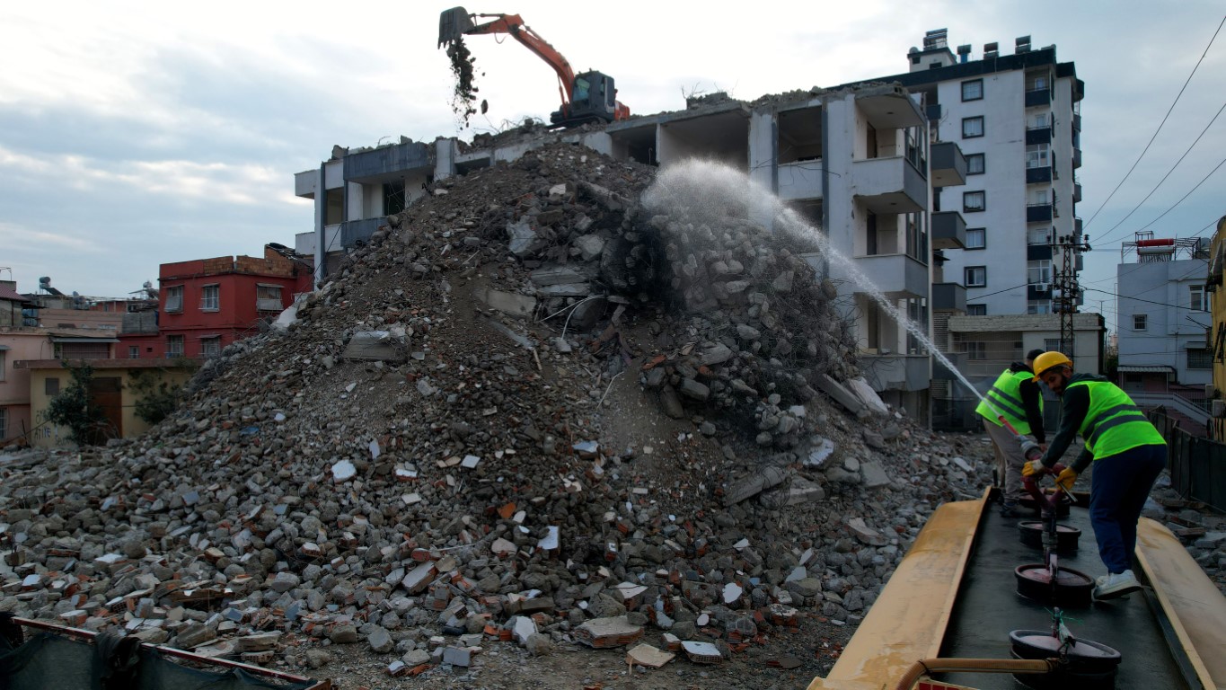 Depremin üstünden 23 ay geçti: Orta hasarlı binalarda yıkım sürüyor