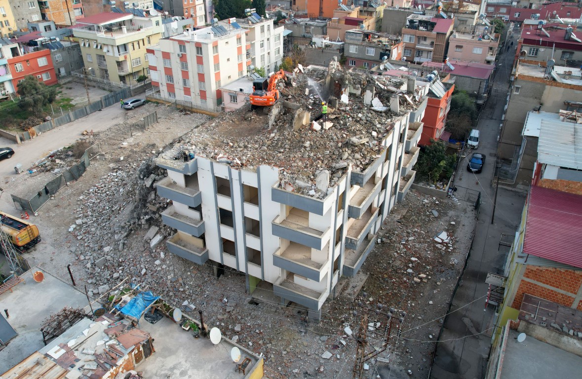 Depremin üstünden 23 ay geçti: Orta hasarlı binalarda yıkım sürüyor