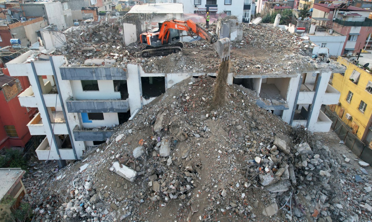 Depremin üstünden 23 ay geçti: Orta hasarlı binalarda yıkım sürüyor