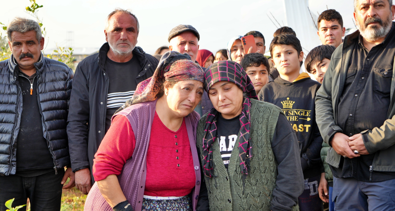 Elinde orakla çatıya çıkıp evini yıktırmamak için direndi