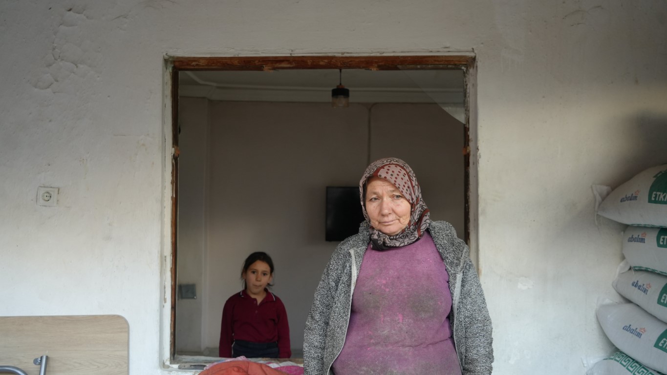 450 kiloluk tosun kahvaltı yapan çocukların bulunduğu salona daldı büyük panik yaşattı