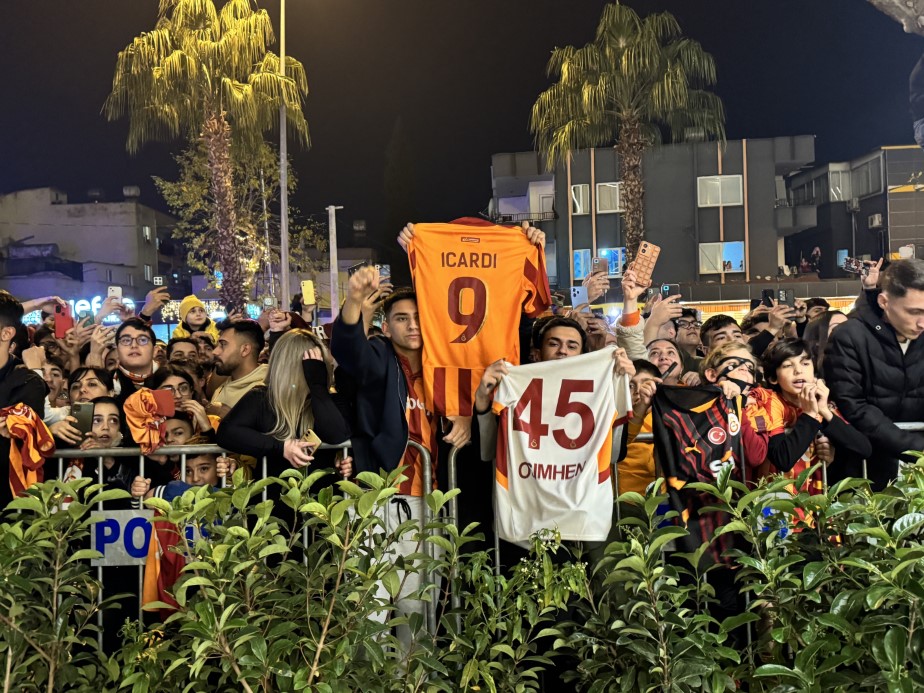 Galatasaray kafilesine Mersin’de coşkulu karşılama