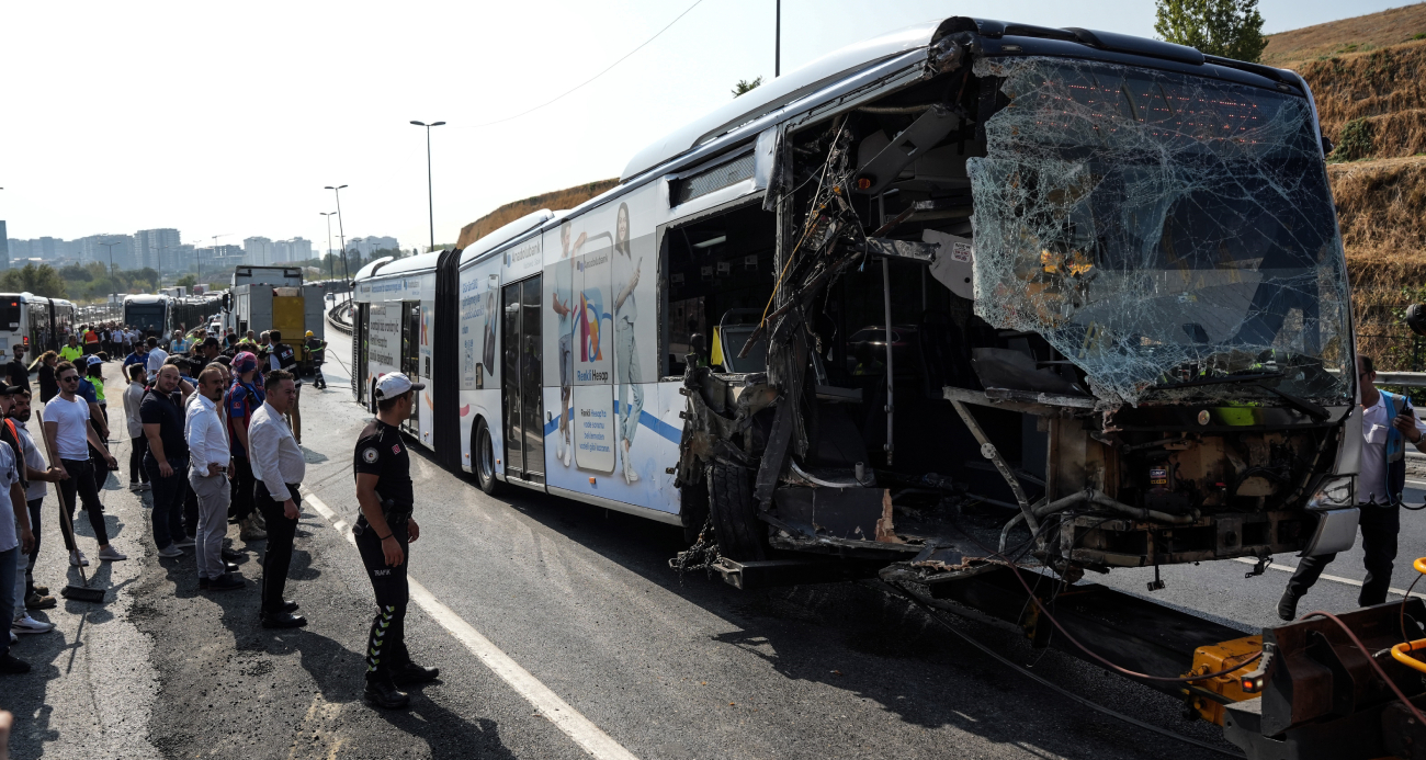 İstanbul Küçükçekmece’de bir metrobüsün karşı yönden gelen metrobüse çarpması sonucu 1 kişinin hayatını kaybettiği 51 kişinin ise yaralandığı kazaya ilişkin davanın ilk duruşması görüldü. Duruşmada savunma yapan metrobüs şoförü Düzgün Murat Çetin “Ben yola çıktım, kör noktada açılmış o yol. Ben görür görmez frenlemeye başladım ve kaza sonuna kadar frenden çekmedim. Orada hızlı bir seçim yapmam lazımdı. Amirlerimi ezmemek için karşı şeritten gelen metrobüsün sağ arka kısmına vurmak zorunda kaldım. Kesinlikle ben burada kusurlu olduğumu düşünmüyorum. Kurtarmak için elimden gelenin fazlasını yaptım” dedi. Ara kararını açıklayan mahkeme metrobüs şoförü Çetin haricindeki 4 tutuklu sanığın tahliyesine karar verdi.