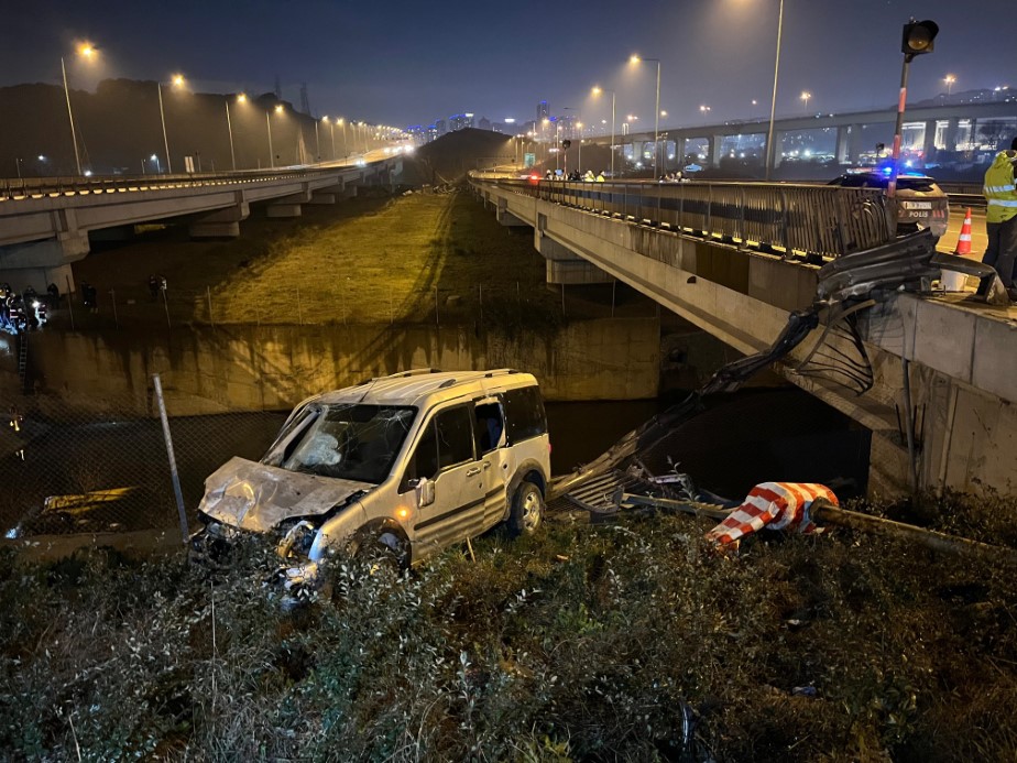 Sultangazi’de hafif ticari araç ile çarpışan hafriyat kamyonu dereye uçtu: 3 yaralı
