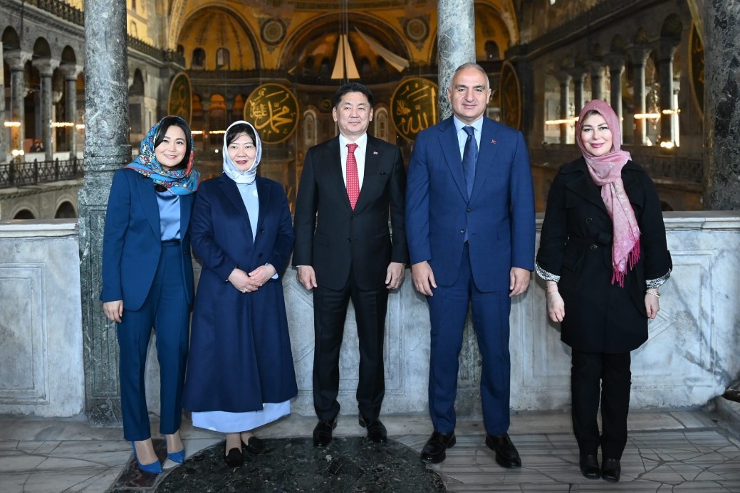 Kültür ve Turizm Bakanı Ersoy ve Moğolistan Cumhurbaşkanı Ukhnaa, Topkapı Sarayı ve Ayasofya Cami-i’ni ziyaret etti