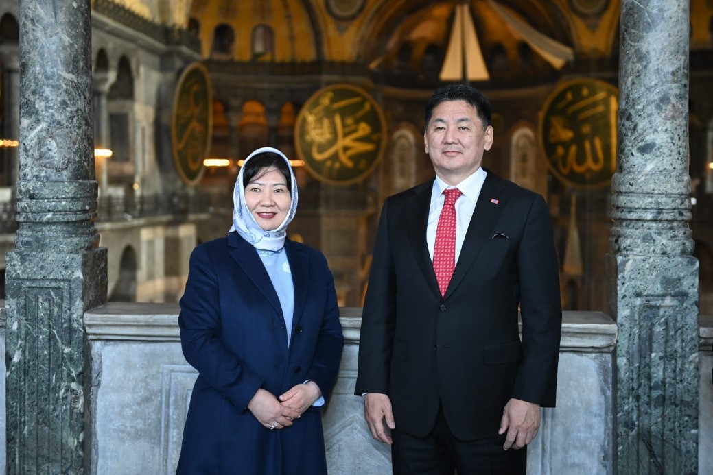 Kültür ve Turizm Bakanı Ersoy ve Moğolistan Cumhurbaşkanı Ukhnaa, Topkapı Sarayı ve Ayasofya Cami-i’ni ziyaret etti