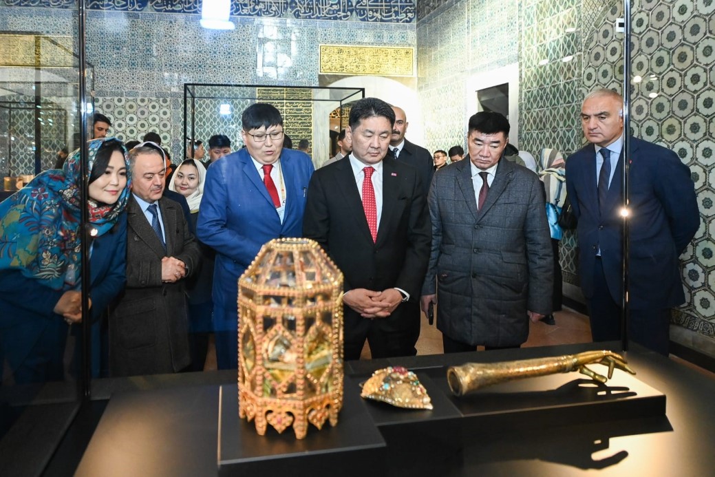 Kültür ve Turizm Bakanı Ersoy ve Moğolistan Cumhurbaşkanı Ukhnaa, Topkapı Sarayı ve Ayasofya Cami-i’ni ziyaret etti