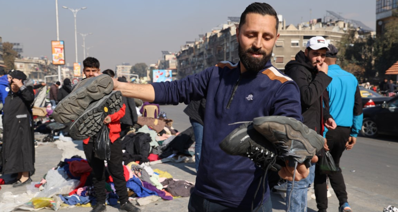 Suriye'de 61 yıllık Baas rejiminin devrilmesiyle Hafız Esad döneminde getirilen ikinci el eşya satış yasağı kalktı. Seyyar satıcılar ve vatandaşlar, başkent Şam'ın işlek caddelerinde yeniden satış yapmaya başladı.