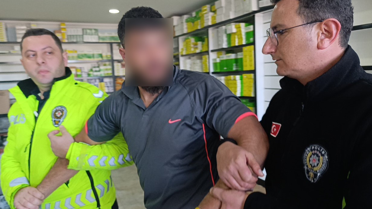 24 yıl kesinleşmiş hapis cezasıyla aranan firari polisten kaçarken kaza yapınca yakalandı