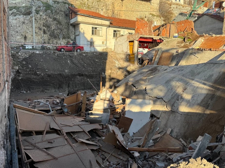 Isparta’da üç katlı bina çöktü, facia kıl payı atlatıldı