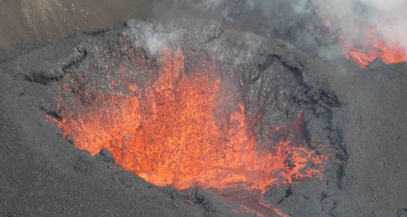 Dünyanın en aktif volkanlarından biri olarak bilinen Hawaii’deki Kilauea Yanardağı, patlama sonrası lav püskürttü.