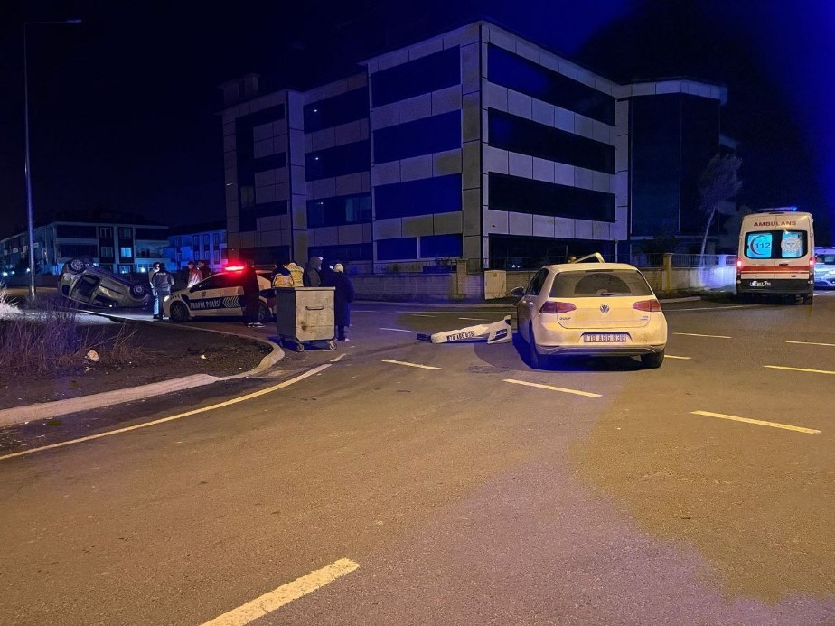 Sakarya’da ilginç kaza: Otomobilin kapısı, çarpıştığı aracın farında asılı kaldı