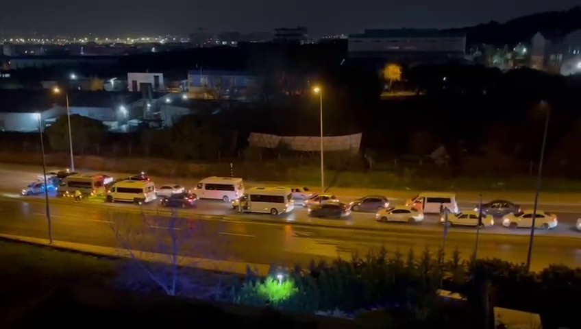 Tuzla’da düğün konvoyu yolu kapattı, metrelerce araç kuyruğu oluştu