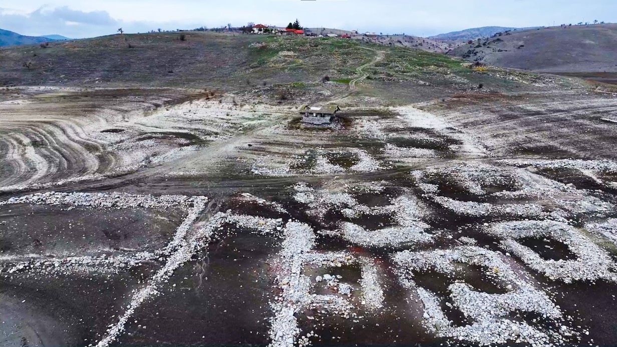 Ankara’ya içme suyu sağlayan barajın suları çekildi, eski köy gün yüzüne çıktı