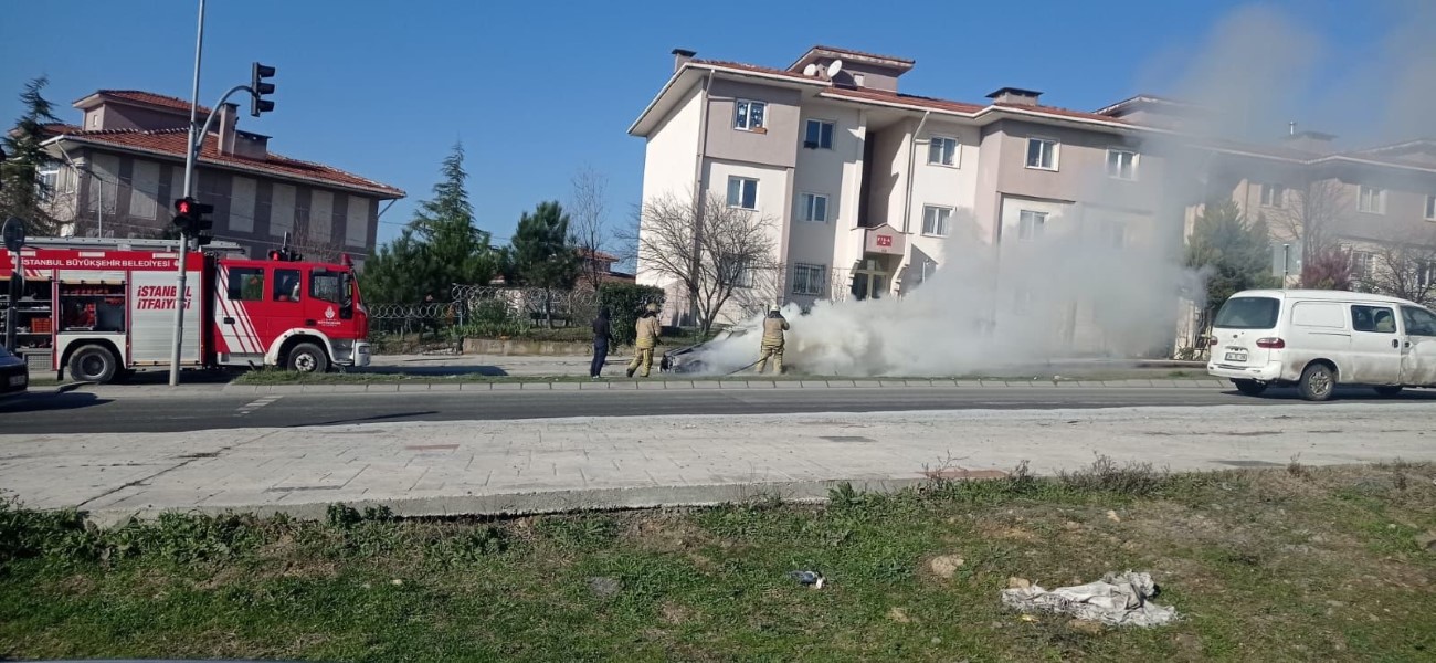 Arnavutköy’de seyir halindeki Fiat Tofaş otomobil alev topuna döndü