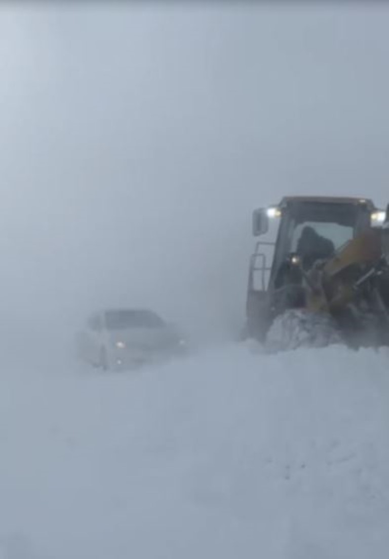 Tipi ve fırtınada mahsur kalan vatandaşlar kurtarıldı