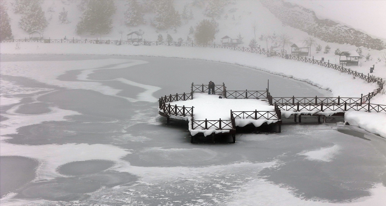 Buz tutan şelale, göl ve göletler havadan görüntülendi