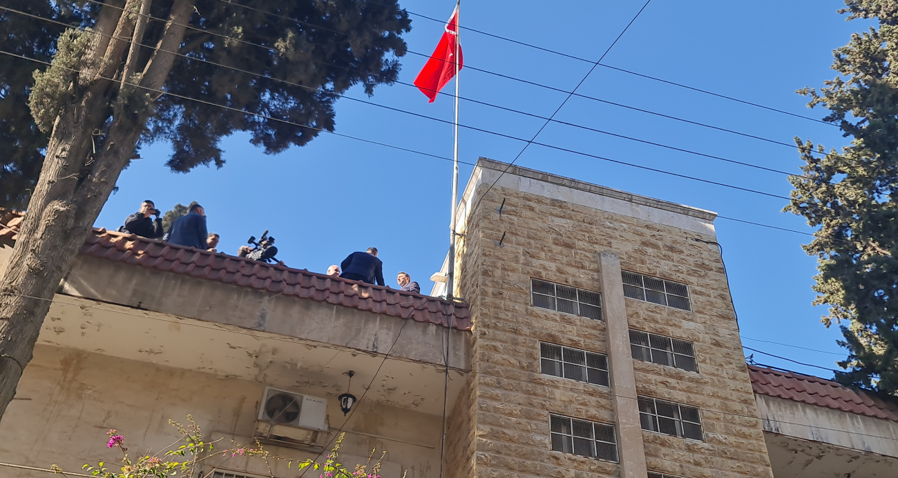 Türkiye'nin Halep Başkonsolosluğu, Türk bayrağının göndere çekilmesiyle yeniden faaliyetlerine başladı.