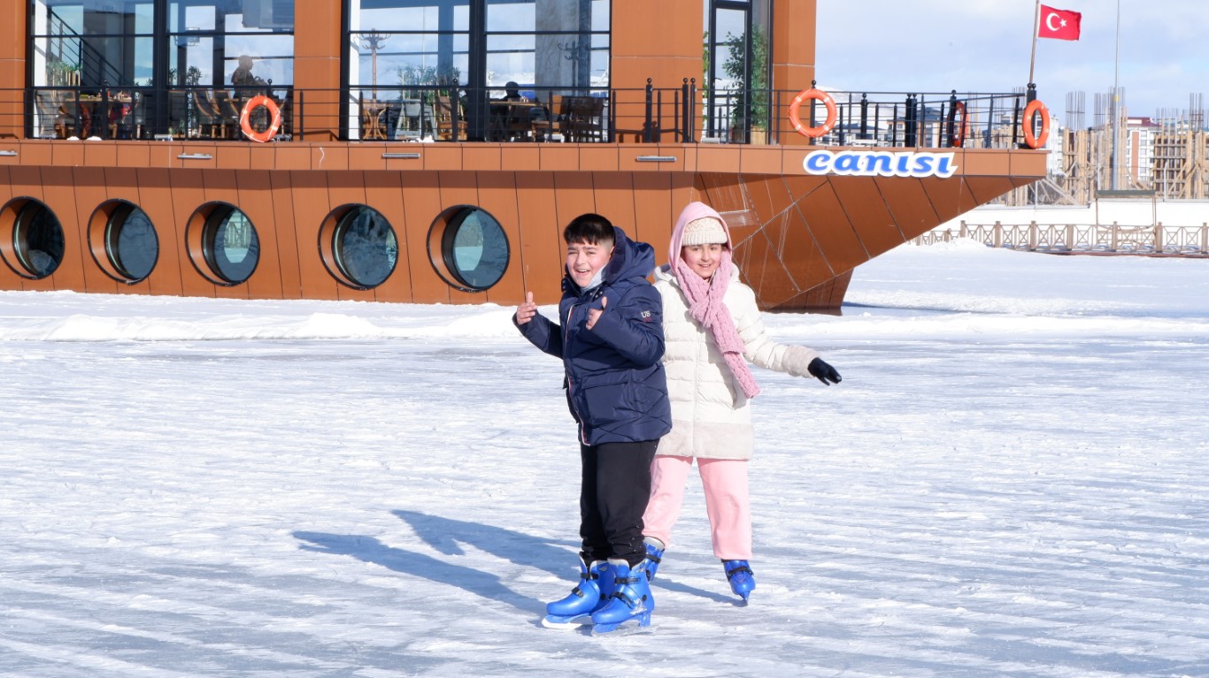 Donmuş havuzda paten keyfi