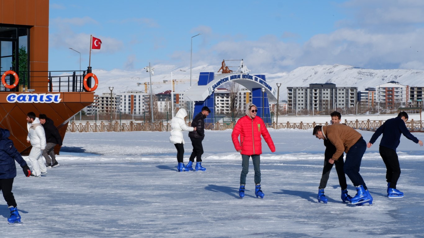 Donmuş havuzda paten keyfi