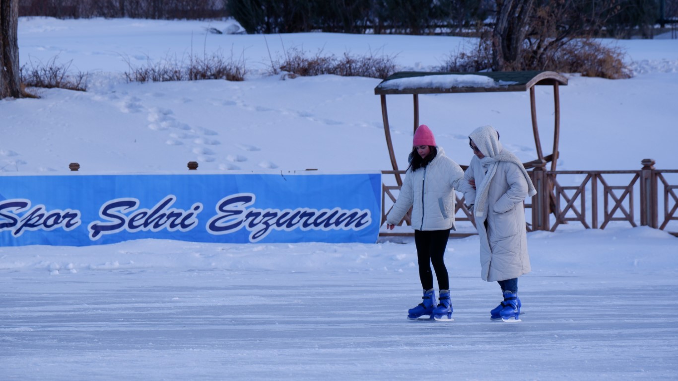 Donmuş havuzda paten keyfi