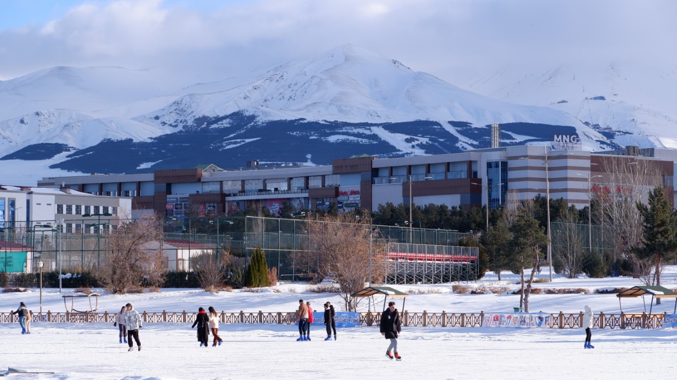 Donmuş havuzda paten keyfi