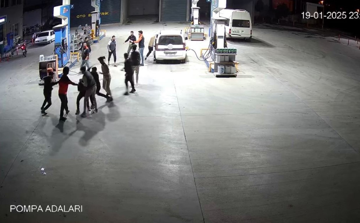 Böyle kavga görülmedi: Kaldırımdaki grubun arasına motosikletle daldı