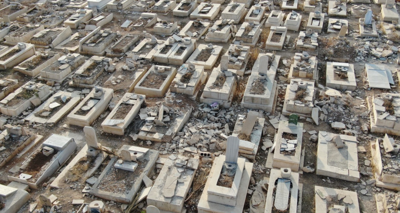 Esad'ın bombaladığı mezarlıklar yakınları tarafından onarılıyor
