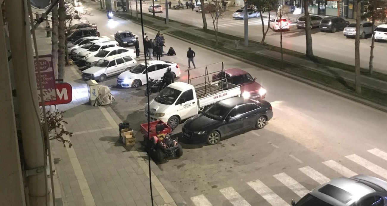 Tartıştığı kişiyi sokak ortasında silahla vurdu... O anlar kamerada