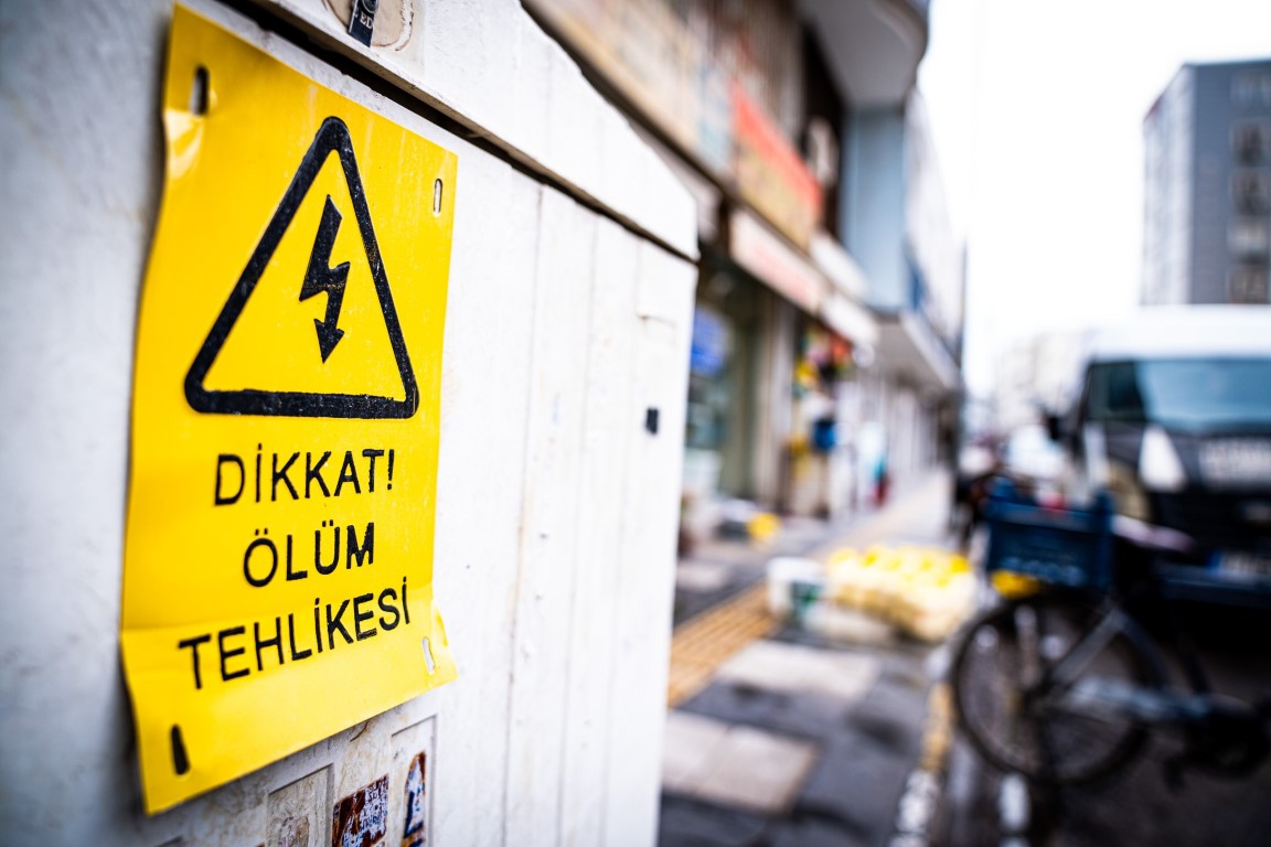 Dicle Elektrik’in kapakları açık elektrik panoları tehlike saçıyor