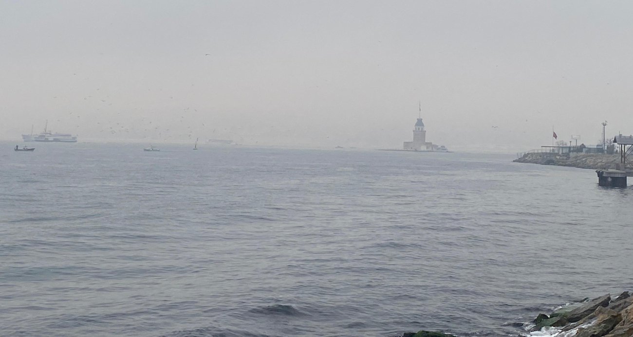 İstanbul’da Kız Kulesi sise gömüldü