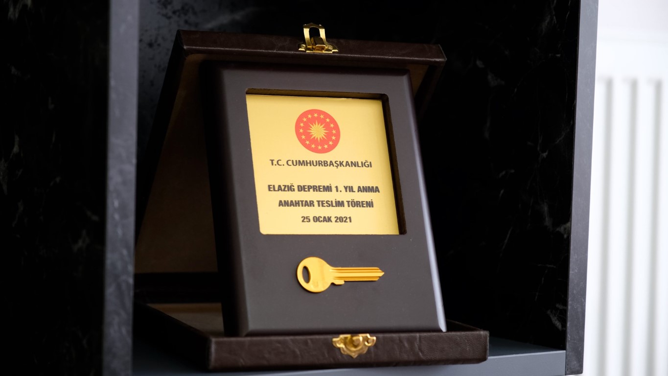 Elazığ’da depremde enkazdan çıkarılan Çelik ailesi TOKİ konutlarında güvenle yaşıyor