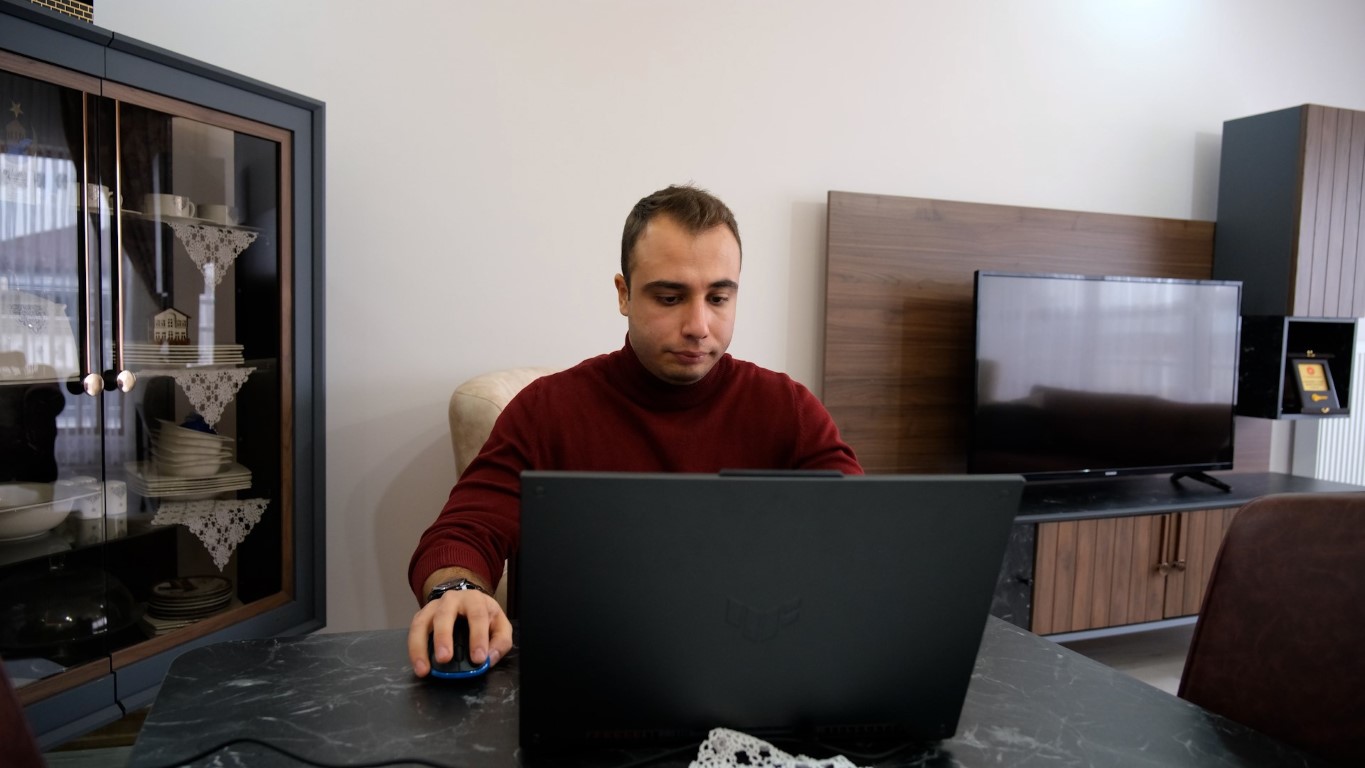 Elazığ’da depremde enkazdan çıkarılan Çelik ailesi TOKİ konutlarında güvenle yaşıyor